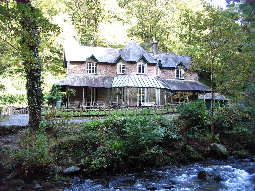 Das Foto zeigt ein rustikales Ausflugslokal bei Watersmeet. Auch auf dieser Seite befinden sich Sitzplätze