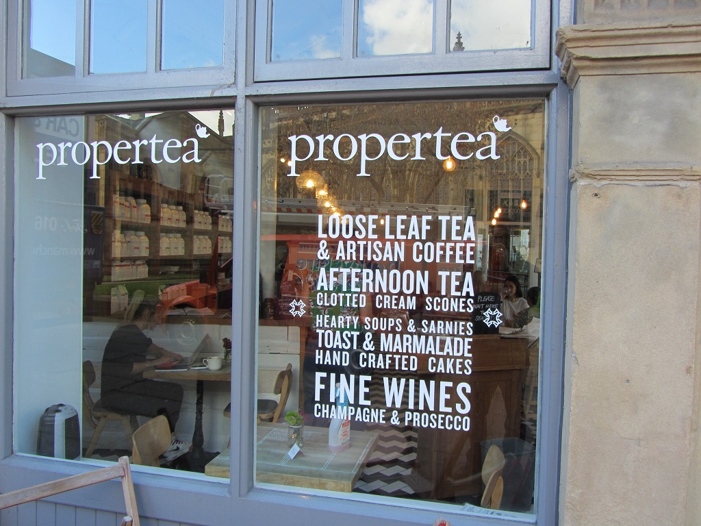 Auf den Fensterscheiben eines Cafés in Manchester steht „Propertea“, ein schöner Sprachwitz