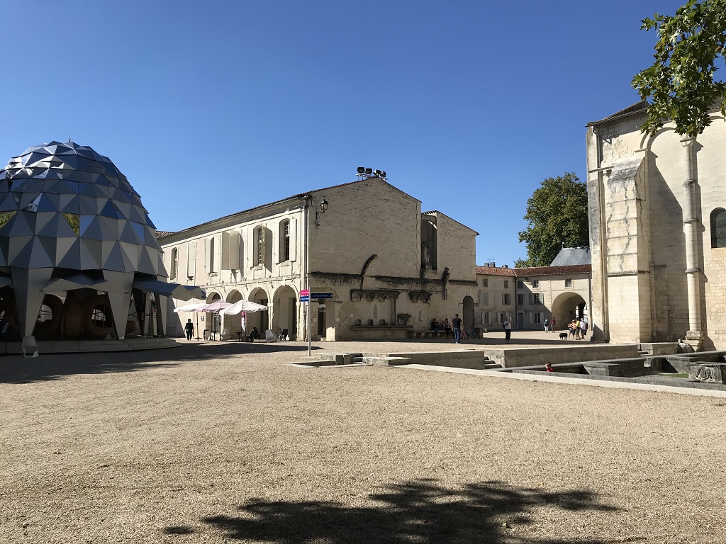 Auf dem Gelände der Abbaye aux Dames steht das „Carrousel Musical“, ein begehbares Musikkarussell. Im Inneren kann man Instrumente ausprobieren